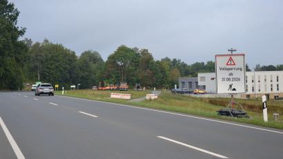 Bild: Anne Wiesnet
Das Schild kündigt es schon an: Die Straße zwischen Eschenbach und Grafenwöhr ist ab dem 31. August wegen einer aufwendigen Baustelle auf Höhe des Eschenbacher Rotkreuzhauses komplett gesperrt.