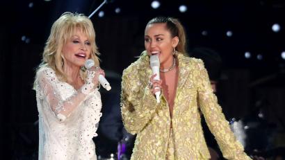 Bild: Matt Sayles/Invision/AP/dpa
Dolly Parton war die Patentante von Miley Cyrus. (Archivfoto)