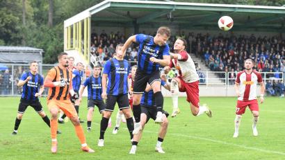 Bild: Gerhard Büttner
Der Weidener Angreifer Christoph Fenninger klärt per Kopfball im eigenen Strafraum. Die SpVgg SV Weiden verlor das Pokal-Achtelfinale gegen den SSV Jahn Regensburg mit 1:5.