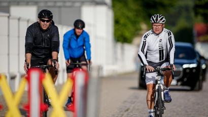 Bild: Kay Nietfeld/dpa
26 Kilometer in einer Stunde und 45 Minuten haben Schneider und Klingbeil am Morgen geschafft - auf den Rädern durchs Gelände.