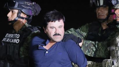 Bild: Jose Mendez/EFE/dpa
Aufnahme von 2016: Der Drogenboss Joaquin Guzman - genannt „El Chapo“ - wird von mexikanischen Soldaten zu einem Hochsicherheitsgefängnis zurückgebracht. (Archivbild)