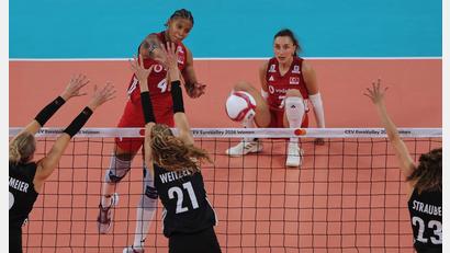 Bild: Uncredited/AP/dpa
Das deutsche Team bot den Europameisterinnen Paroli.