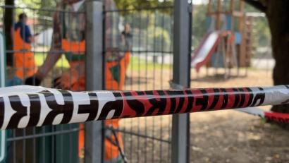 Bild: roa
Ein Polizeiabsperrband zeigt am Mittwochvormittag, dass der Spielplatz an der Hans-Thoma-Straße nicht benutzt werden darf. Im Hintergrund arbeiten Angestellte des Betriebshofs an der Wiederherstellung der mutwillig beschädigten Spielgeräte.