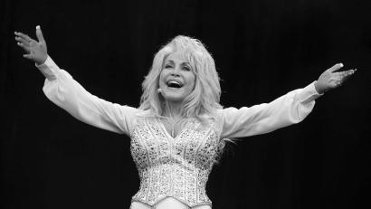 Archivbild: Will Oliver/epa/dpa
Bis zu ihrem Tod im Alter von 80 Jahren war Dolly Parton noch aktiv.