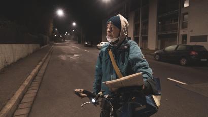 Bild: Lukas Meister
Eleonore Sparrer auf ihrer Tour durch Weiden. Etwa 220 Zeitungen stellt sie Nacht für Nacht zu.