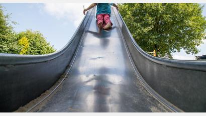 Symbolbild: Christin Klose
Auf einem Spielplatz in Amberg wurden an einer Rutsche Sicherungsteile abmontiert. Die Polizei sperrte den Platz.
