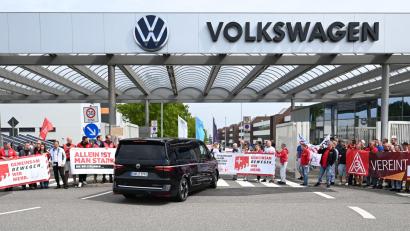 Bild: Hendrik Schmidt/dpa
Der Bus mit VW-Vorstandchef Oliver Blume wird von Beschäftigten in Zwickau mit einer Demonstration für den Erhalt des Standortes in Empfang genommen.