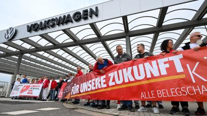Bild: Hendrik Schmidt/dpa
Vor der Betriebsversammlung von VW in Zwickau demonstrieren Beschäftigte am Werkstor.