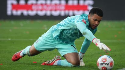 Bild: Christian Charisius/dpa
Hat er verlängert, um zu gehen? Freiburgs Noah Atubolu.(Archivbild)
