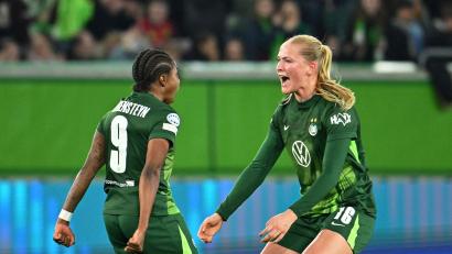 Bild: Swen Pförtner/dpa
Camilla Küver (r) traf zum 2:0 für den VfL Wolfsburg. (Archivbild)