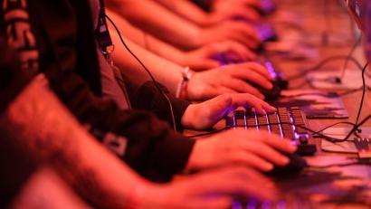 Bild: Oliver Berg/dpa
Computerspieler testen „World of Warcraft“ bei der Gamescom 2025. (Archivbild)