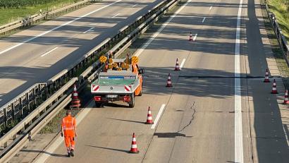 Archivbild: za
Die große Hitze hatte die Betonfahrbahn der A 93 beschädigt. Zwischen Weiden und Luhe-Wildenau waren deshalb Reparaturen nötig.