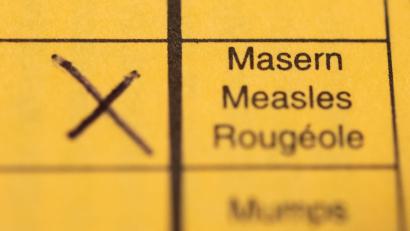 Bild: Tom Weller/dpa
Der Allgemeinmediziner soll in rund 1.300 Fällen Impfungen im Impfpass seiner Patientinnen und Patienten bescheinigt haben, die er aber nicht verabreicht hatte. (Symbolbild)