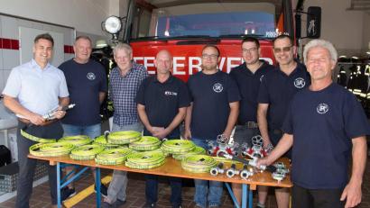Bild: Sandra Fuchs
Bei der Übergabe der neuen Waldbrandausrüstung: Bürgermeister Rudolf J. Teplitzky, Josef Fuchs, Harald Brunner (Fa. VTAS GmbH & Co. KG Pirkhof), Andreas Hartwig (Fa. BTL Brandschutz Technik GmbH Leipzig), Matthias Schaller, Florian Schaller, Oswald Schaller und Josef Bauer.