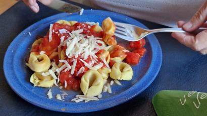 Symbolbild: td
Tortelloni sollen bei mehreren Gästen einer Pizzeria im Landkreis Schwandorf eine Lebensmittelvergiftung ausgelöst haben. Eine 46-Jährige starb im September 2024. Seitdem wird in dem Fall ermittelt.