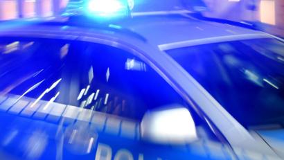 Symbolbild: Carsten Rehder/dpa
In Hof eskaliert ein Streit zwischen einem 66-Jährigen und seiner Ex-Partnerin. Die Frau verletzt den Mann mit einem Hammer.
