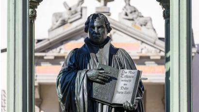 Bild: Hendrik Schmidt/dpa
Sachsen-Anhalt ist an zahlreichen Orten mit dem Leben und Wirken Martin Luthers verbunden - an der Wittenberger Schlosskirche hat der Reformator der Überlieferung nach seine 95 Thesen angeschlagen. (Archivbild)
