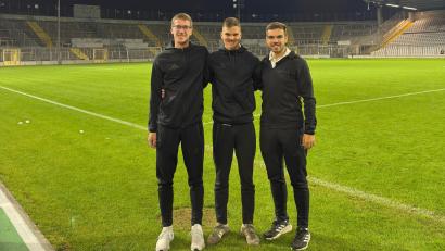 Bild: Lukas Schwendner
Erinnerungsfoto nach dem Regionalliga-Debüt: Markus Hann (von links), Lukas Schwendner und Tim Grunert bildeten das Schiedsrichterteam beim Spiel zwischen Bayern München II und dem FC Memmingen im Grünwalder Stadion.