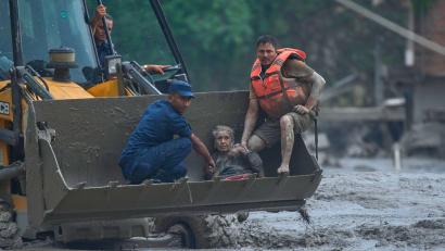 Bild: Niranjan Shrestha/AP/dpa
Rettungskräfte setzen am Trishuli-Fluss einen Radlader ein, um ein Opfer der Sturzflut in Sicherheit zu bringen.