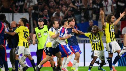 Bild: Olivier Chassignole/AFP/dpa
Nach dem Schlusspfiff der Partie Olympique Lyon gegen Fenerbahçe Istanbul kam es zu Rangeleien.