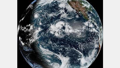 Bild: Uncredited/NOAA/AP/dpa
Hurrikans sind gewaltige Tiefdrucksysteme, die sich rotierend und mit erheblichen Windgeschwindigkeiten über die Ozeane bewegen. Welchen Namen sie tragen, ist schon festgelegt. (Archivbild)