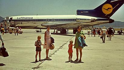 Bild: Christoph  Driessen/dpa
Damals war man noch wer als Deutscher: Touristen aus dem Ruhrgebiet kommen 1973 - noch zur Zeit von Diktator Franco - auf dem Flughafen von Ibiza an. (Archivbild)