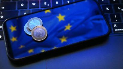 Bild: Malin Wunderlich/dpa
Die Euro-Notenbanken tüfteln seit Jahren an einer digitalen Variante der europäischen Gemeinschaftswährung und peilen eine Einführung der Alternative zum Bargeld im Jahr 2029 an. (Symbolbild)