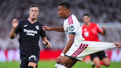 Bild: Manu Fernandez/AP/dpa
Auch mit unfairen Mitteln ist Real-Star Kylian Mbappé (r) nicht aufzuhalten.