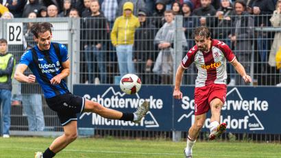 Bild: Hannah Dirscherl
Die SpVgg SV Weiden (schwarz-blaue Trikots) muss sich dem Drittligisten SSV Jahn Regensburg mit 1:5 geschlagen geben.
