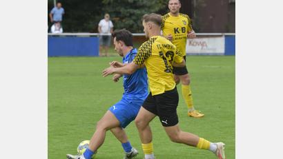 Bild: Hans Mark
Dominik Späth (Mitte Nummer 13) war der entscheidende Mann beim Sieg des FC Amberg beim SV Schwandorf-Ettmannsdorf.