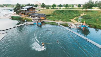 Archivbild: bl
Die Wake-Board-Anlage am Steinberger See hat mehrere Lifts. Dabei sind auch welche für Einsteiger.