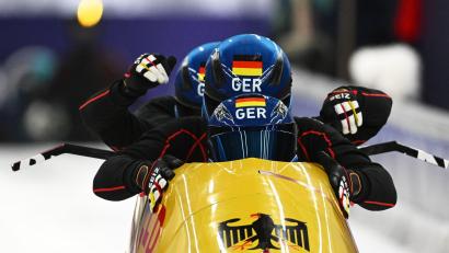 Bild: Robert Michael/dpa
Zweimal Gold: Für Johannes Lochner und sein Team waren es erfolgreiche Winterspiele 2026. (Archivbild)