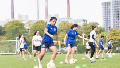 Bild: Irving Villegas/dpa
Mehr als nur Fußball: Afghanische Fußballerinnen im Summer Camp in Wolfsburg.
