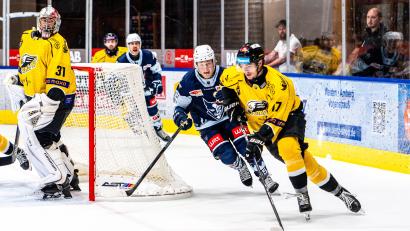 Bild: Elke Englmaier
Charlie Jahnke (blaues Trikot) und die Blue Devils Weiden haben das erste Heim-Testspiel gegen Banik Sokolov am Donnerstagabend mit 1:5 verloren.
