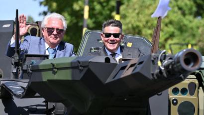 Bild: Swen Pförtner/dpa
Ausfahrt im Transportpanzer: Boris Rhein besucht Rheinmetall