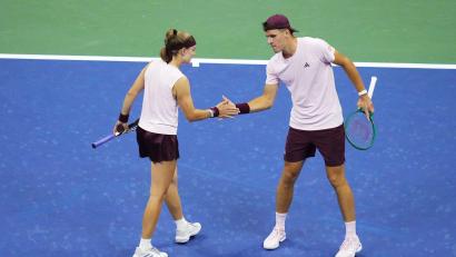 Bild: Frank Franklin II/AP/dpa
Mensik (rechts) und Muchova dominierten den ersten Satz und holen im Tiebreak den Titel.