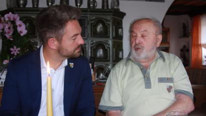 Bild: Bild Werner Robl
Josef Meierl (90) unterhält sich bei der Geburtstagsfeier mit Bürgermeister Michael Dutz.