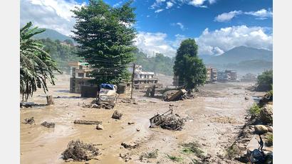 Bild: -/RSS via Xinhua/dpa
Ein von der Sturzflut betroffenes Gebiet im nepalesischen Distrikt Nuwakot.