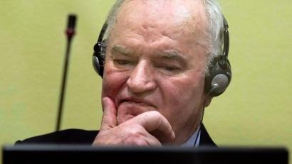 Bild: Peter Dejong/AP Pool/dpa
Während seines Strafverfahrens in Den Haag zeigte der Ex-General keine Reue, pöbelte und randalierte sogar im Gerichtssaal. (Archivbild)