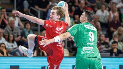 Bild: Andreas Gora/dpa
Die Füchse (r.) im Duell mit Melsungen.
