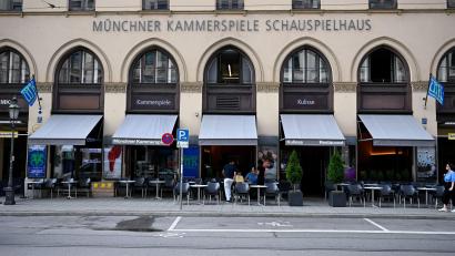 Bild: Sven Hoppe/dpa
Die Münchner Kammerspiele im Stadtzentrum an der edlen Maximilianstraße - unweit vom Hofbräuhaus - sind zum „Theater des Jahres“ gekürt worden.