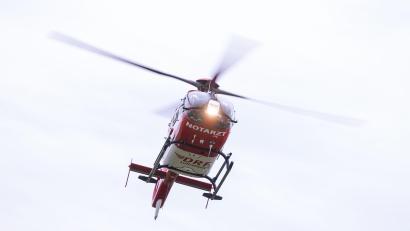 Symbolbild: Marijan Murat/dpa
Mit einem Rettungshubschrauber wird einer der verletzten Buben nach dem Golfcart-Unfall in Wackersdorf in ein Krankenhaus gebracht. Er hat laut Polizei Glück gehabt.