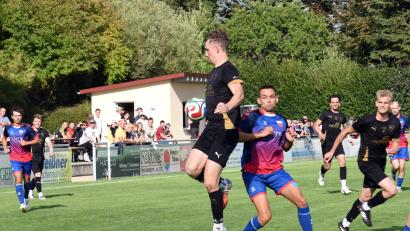 Bild: Rudi Gebert
Der FC Tirschenreuth (links Nico Stark beim 1:1 gegen den ASV Wunsiedel) ist seit vier Spielen ungeschlagen. Am Sonntag gastiert der FC bei der SpVgg Weißenstadt.
