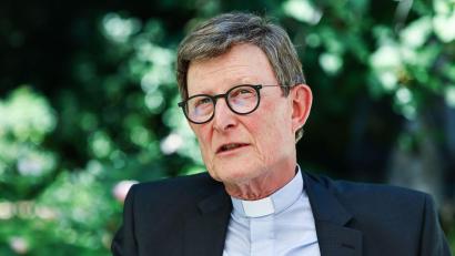Bild: Oliver Berg/dpa
Kardinal Rainer-Maria Woelki hat betont, dass man den Dom weiterhin auch besuchen kann, ohne zu bezahlen (Archivbild).