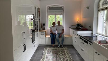 Bild: Stefanie Swann
Moderne trifft Denkmalschutz: Susanne und Lorenz Schlier in ihrer Küche. Die Bodenfliesen sind im Jugendstil gehalten.