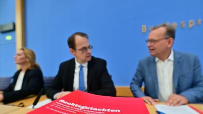 Bild: Sebastian Gollnow/dpa
Die Linke plädierte bei einer Pressekonferenz in Berlin für einen Mietendeckel.