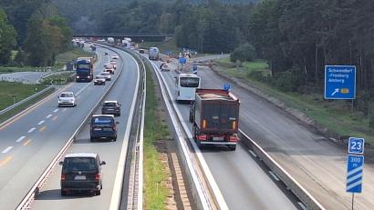 Bild: bl
Seit Juni rollt der Verkehr auf der A 93 zwischen Schwarzenfeld und Schwandorf Nord vorbei an einer Baustelle zur Fahrbahnsanierung. Ab Montag, 31. August, ist hier für zwei Wochen auch die Anschlussstelle Schwandorf-Nord mit der Verbindung zur B 85 gesperrt.