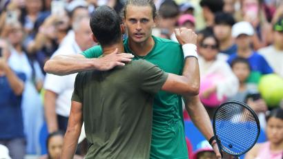 Bild: Frank Franklin II/AP/dpa
Gemeinsames Training bei den US Open: Alexander Zverev (r) und Novak Djokovic.