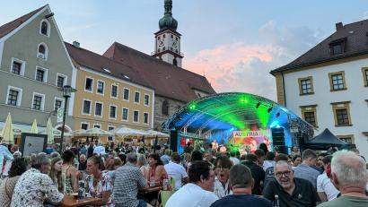 Archivbild: Petra Hartl
"Austria Gfühl" verbreitete gute Stimmung am Luitpoldplatz. Richtig voll wurde es wegen der Hitze aber erst in den späteren Abendstunden. Sollte deshalb der Schankschluss nach hinten geschoben werden?