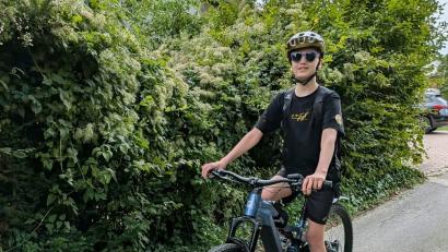 Bild: Silvia Weber
Valentin Weber ist happy über sein E-Bike. Am liebsten würde er jetzt Radtouren unternehmen, aber die Chemo ruft.